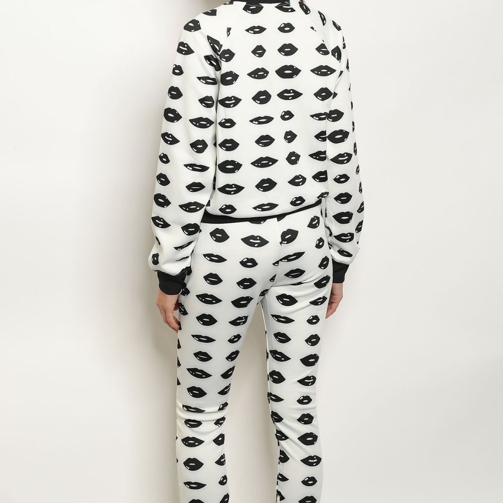 Long sleeve zip front printed jacket and leggings set. - Picture 3 of 8